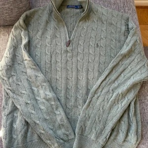 Grön stickad tröja med dragkedja från Polo Ralph Lauren - Hjälper min kille att sälja hans gröna stickade tröja med dragkedja från Ralph Lauren i storlek XXL men passar en som är xl till L. 