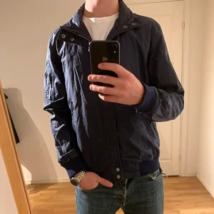Peak performance jacka mörkblå  - Säljer denna sjukt snygga jackan från Peak Performance ⭐️ Färgen är mörkblå och storleken är M✅Jackan har inga defekter och skicket är utomordentligt🙌🤝 Sjukt najs passform och passar perfekt som vår och sommarjacka☀️🙌 Tveka inte på att höra av er dig vid minsta fråga eller fundering😊