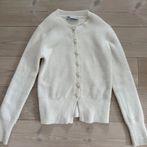 Zara kofta - En defekt (se bild 2), men annars i mycket fint skick 💗 tryck gärna på köp nu 