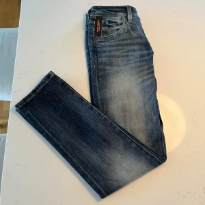 Blå slim fit jeans från Jack & Jones - Snygga blå jeans från Jack & Jones i modellen Slim/Glenn. Helt nya, har aldrig använts. 
