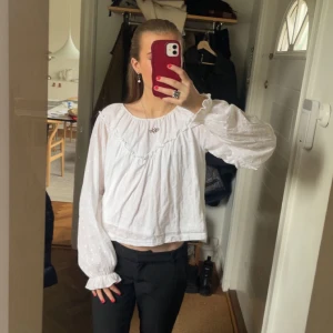 Vit blus med volangdetalj - Säljer en söt vit blus som passar till allt! Så söt och somrig 💐💕
