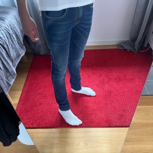 Mörkblå skinny jeans - Säljer ett par mörkblå skinny jeans med märke av replay ny pris 1500kr. Enbart använda en gång. W30 längd 34 passar perfekt och finns mer längd till godo om man är 184 som på bilden 