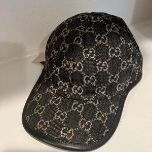 Svart keps - Snygg svart keps i helt ny skick, har aldrig använts. Onesize.