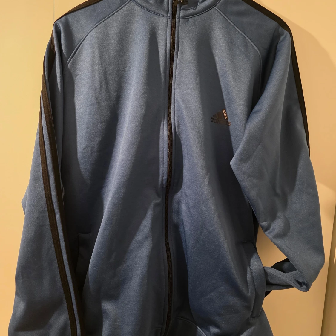 Blå Adidas track jacket med svarta ränder