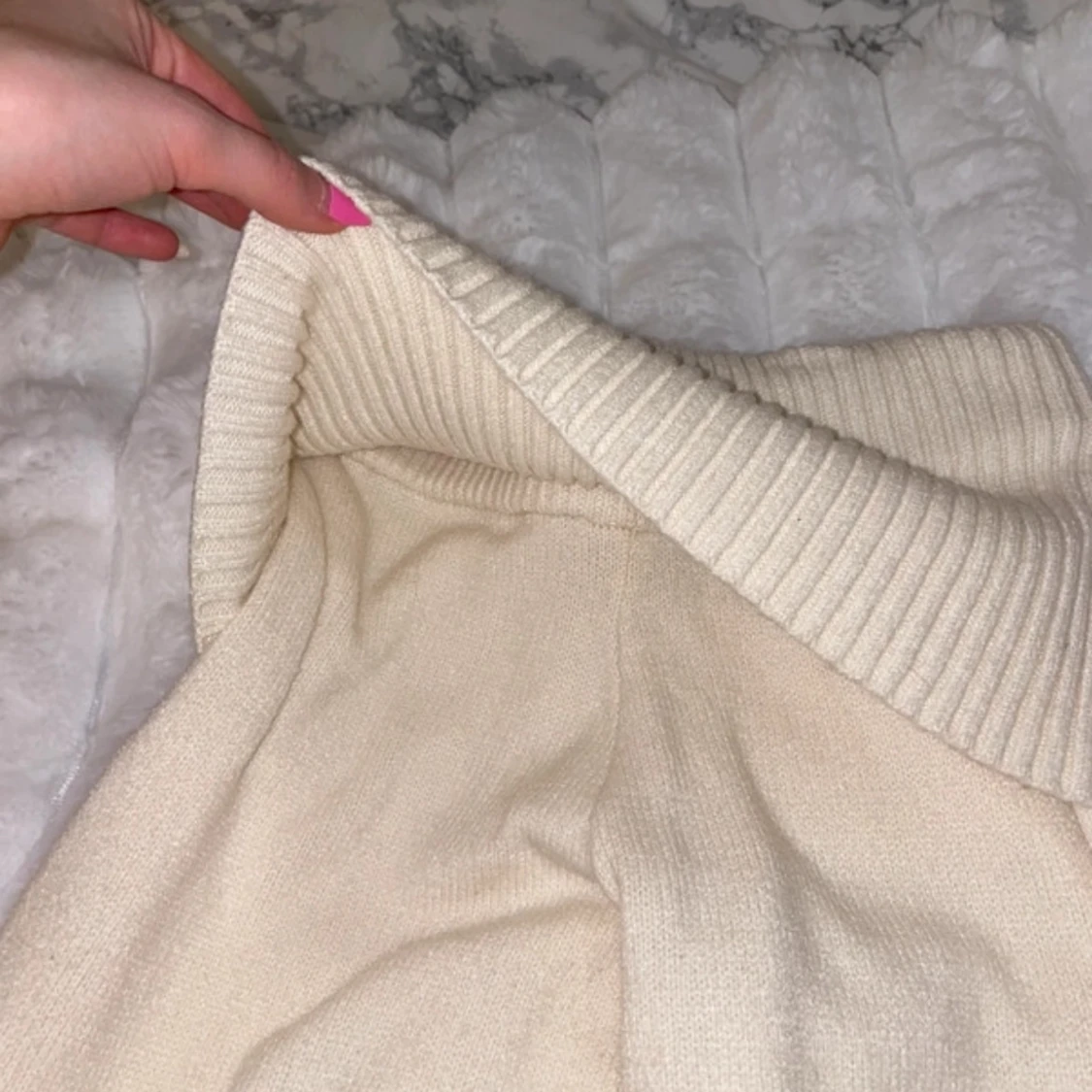 Beige stickade byxor med bred ribbad midja - 3