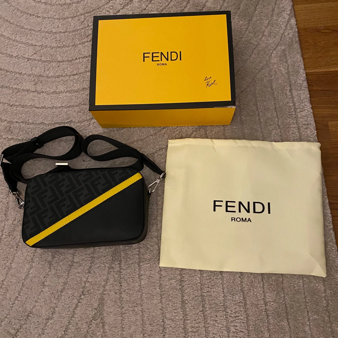 Svart axelväska från Fendi med gul detalj