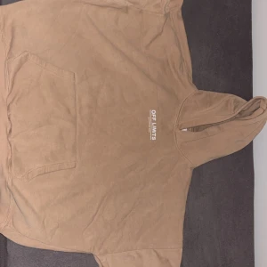 Beige hoodie från Off Limits - Säljer en beige hoodie från Off Limits. Tröjan har huva och en stor magficka framtill. Passar L och XL. Väldigt Oversized. 