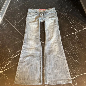 Blå Lågmidjadebootcut jeans - Så snygga lågmidjade vintage jeans! 💓 Midjemått rakt över: 38 cm Innebenslängd: 72 cm