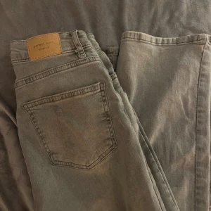 Gråa lågmidjade jeans från Gina Tricot - Jättesnygga lågmidjade gråa Basic jeans! Knappt använda. Hör av er vid frågor eller funderingar 🥰