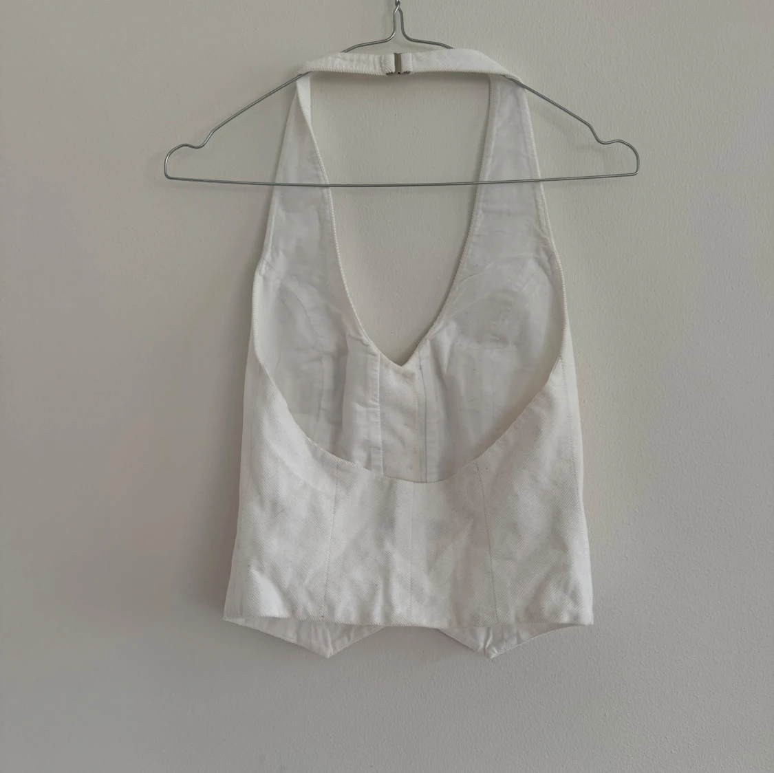 Vit väst med djup v-ringning från mango - 1