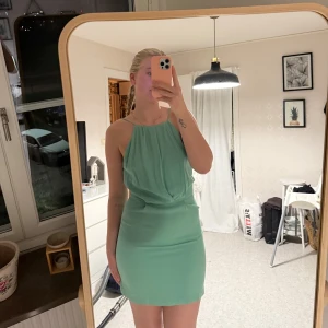 Mintgrön kort klänning från Samsøe Samsøe - Säljer en mintgrön kort klänning från Samsøe Samsøe, modell Willow Short. Storlek S men passar M oxå! Klänningen har spetsdetaljer och öppen rygg. Materialet är mjukt och lätt, perfekt för bröllop eller andra finare tillfällen. Jag är 175cm lång! S