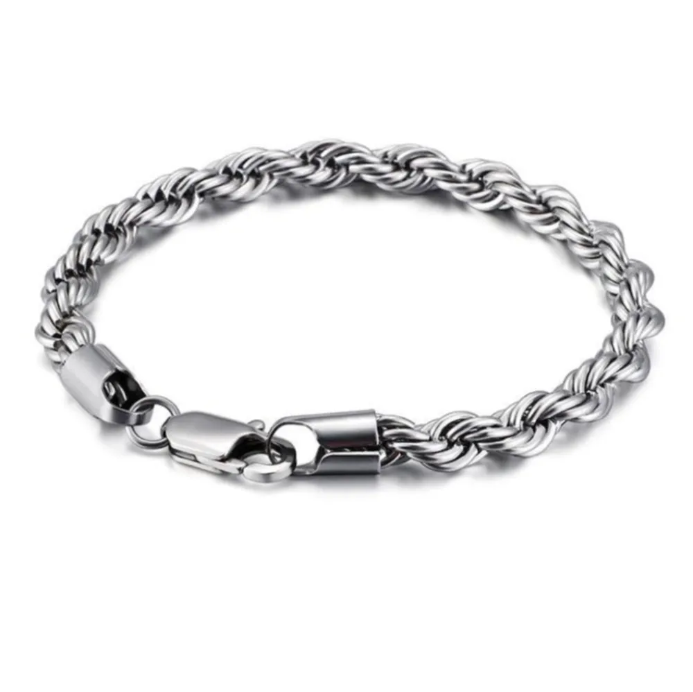 Säljer ett stilrent armband i silverfärg med Cordell kedja. Armbandet är 3mm brett och 18 cm långt, med en smidig karbinhake som lås. Perfekt accessoar för att lyfta din outfit.. Asusteet.