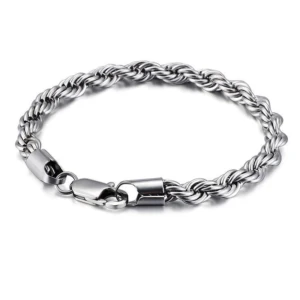 Cordell armband - Säljer ett stilrent armband i silverfärg med Cordell kedja. Armbandet är 3mm brett och 18 cm långt, med en smidig karbinhake som lås. Perfekt accessoar för att lyfta din outfit.