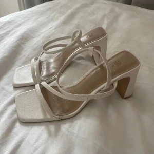 Klackar - Snygga vita klackar i bra skick, använda en gång🤍