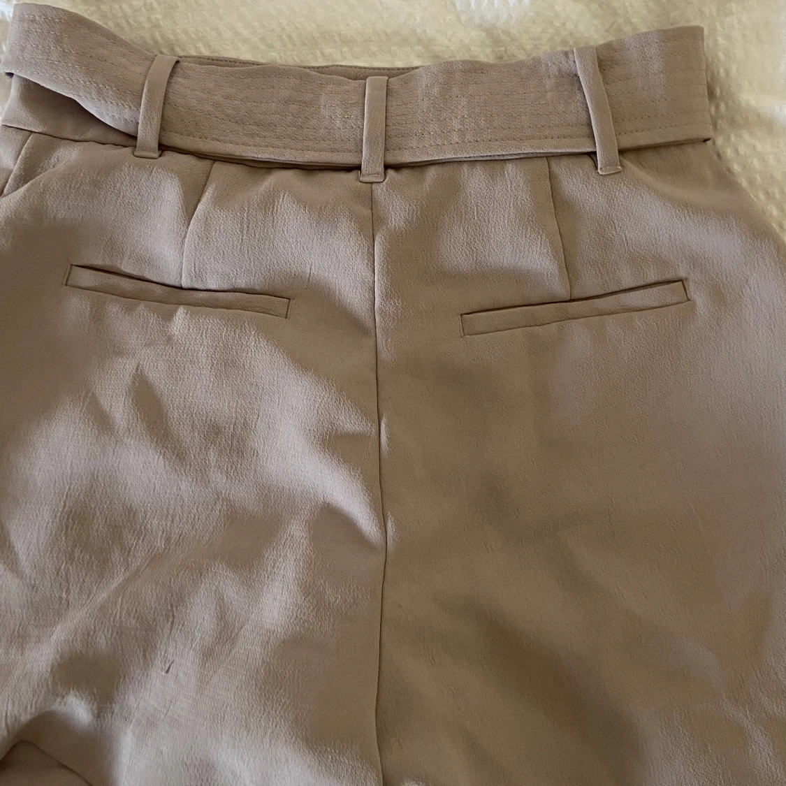 Beige shorts med bälte - 1