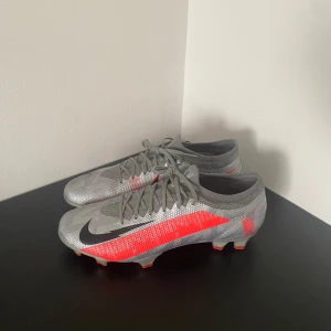 Nike Mercurial Vapor 360 Pro - Säljer mina gamla fotbollsskor. Dom är i mycket fint skick, endast använda ett par fåtal gånger. Pro verisionen, nypris ca 1600. Hör av dig vid minsta fundering🙏🏼