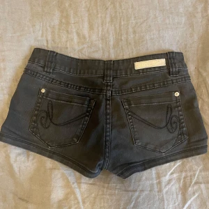 Svarta lågmidjade shorts - Midjemått rakt över: 38 men är stretchiga. Storlek 158 men sitter som Xs/S!