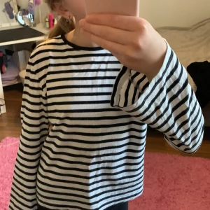 Svartvit randig långärmad tröja från Firefly - Säljer en svartvit randig långärmad tröja från Firefly i mjuk bomull. Tröjan har klassisk rund halsringning och raka ärmar. 💗💗💗