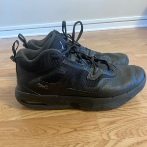 Svarta stay loyal 3 Jordan sneakers - Jag säljer skorna för att jag inte gillar dem och jag har bara använt dem i 3 veckor sedan slutade jag använda dem, de är nya, ingen smuts, inget slitet och om du är osäker kan du komma och kolla på de. (Finns ej paket)   alla detaljer här nere: Ovandel material: Läder och textil Foder: Textil Innersula: Textil Sula: Syntetmaterial Typ av stoppning: Kall stoppning  Detaljer Väder: Regn Skotips: Rund Hältyp: Platt Knäppning: Snören Mönster: Vanligt Detaljer: Utskärningar Innersula: Vadderade 