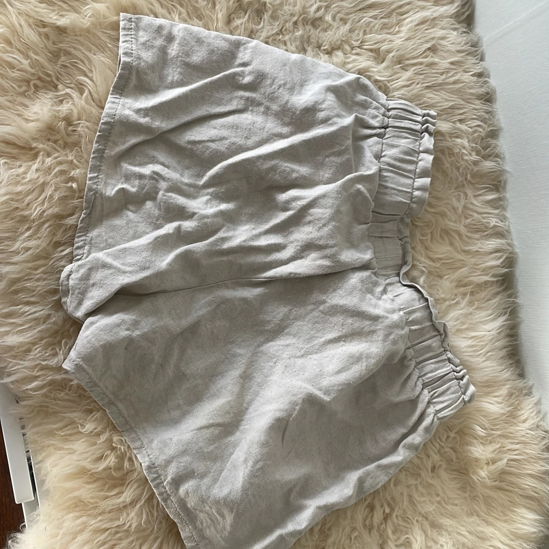 Beige linneshorts från Lindex - 1