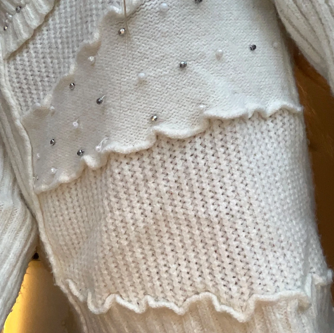 Vit stickad tröja med pärldetaljer - 4