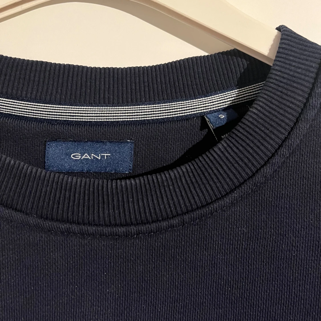Mörkblå sweatshirt från GANT - 2