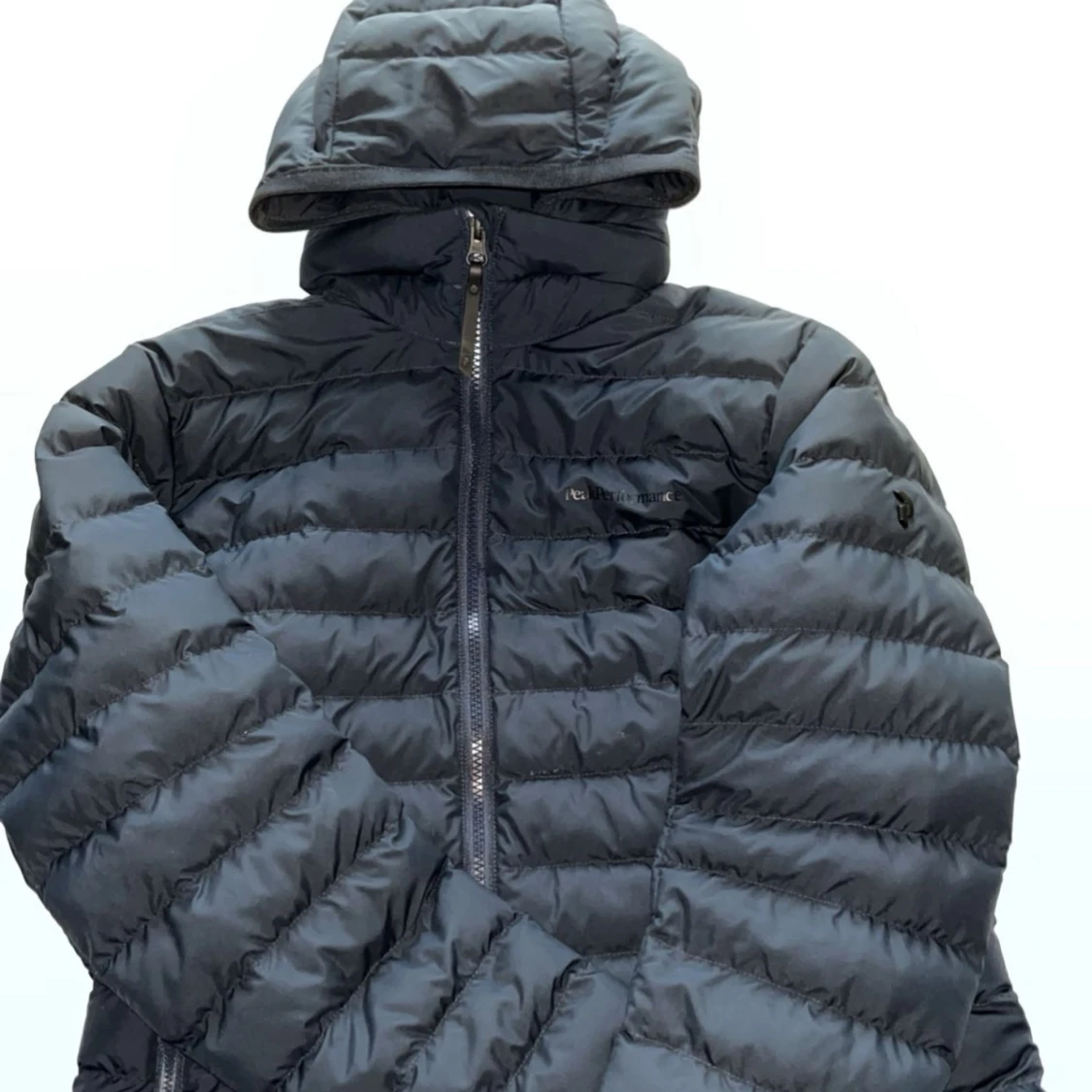 Svart dunjacka med huva från Peak Performance