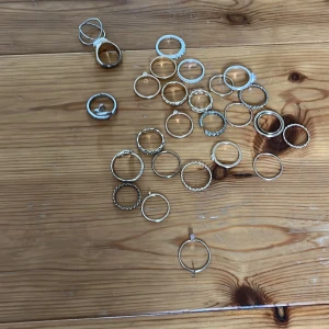 Massa ringar - Kan skicka närmre och mer specifika bilder om så önskas. Pris diskuterbart! ❤️