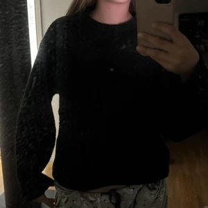 Svart stickad tröja från Gina Tricot - Mysig stickad tröja från Gina. Perfekt för lager-på-lager och enkel att matcha med olika outfits. Passar Xs-S.