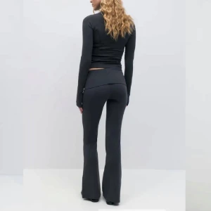 Grå yoga pants - Säljer fina mörk blåa yoga pants från Gina i storlek S. Säljs pågrund av att den aldrig använts men den har inga defekter och är som helt ny! Hör gärna av vid frågor&pris går att diskuteras💞