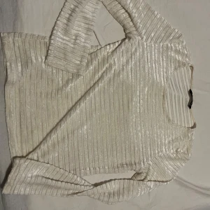 Vit ribbad långärmad topp -  Superfin unik topp med skön material, köpt på second hand använd fåtal gånger. Den är inte så stretchig och liten i storlek mer åt XS/S hållet!  Kontakta vid frågor💗Toppen är lätt transparent och är mjuk. 