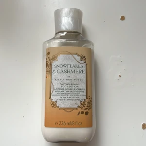 Bath and body works Snowflakes & Cashmere Body Lotion - Body lotion från Bath & Body Works i doften Snowflakes & Cashmere, doftar såååp god vanilj💛 Flaskan rymmer 236 ml men som man ser på bilderna har jag använt ungefär 30ml