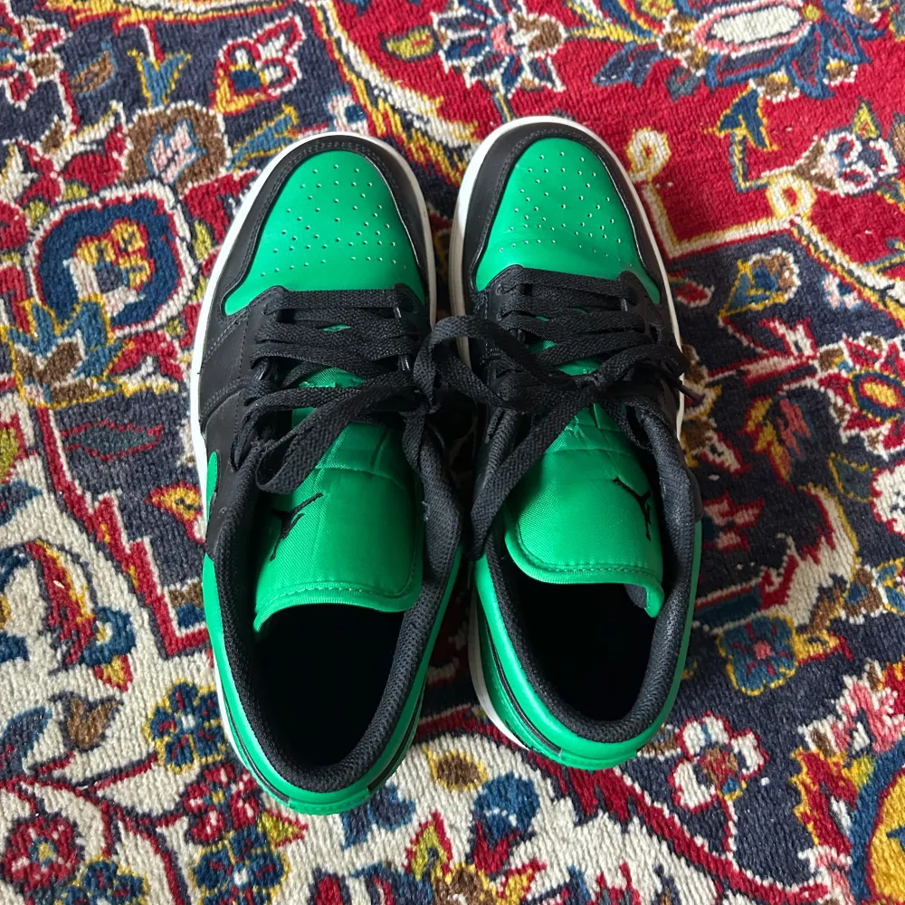 Säljer ett par Nike Air Jordans Low med grön ovandel, svarta detaljer. Skorna har klassisk Air Jordan-logga på hälen och svart snörning. Som nya använt 1 gång och Perfekta för dig som vill sticka ut med färg och stil. 1100:-. Kengät.
