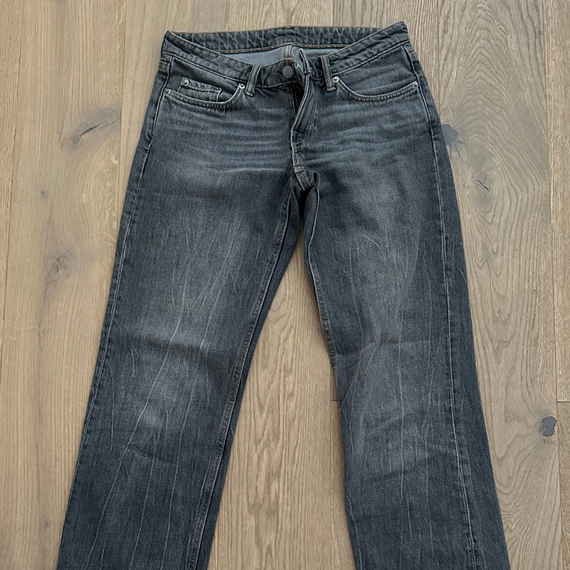 Snygga grå Weekday jeans