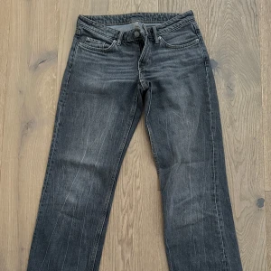 Snygga grå Weekday jeans - Grå jeans från Weekday! Mkt fint skick