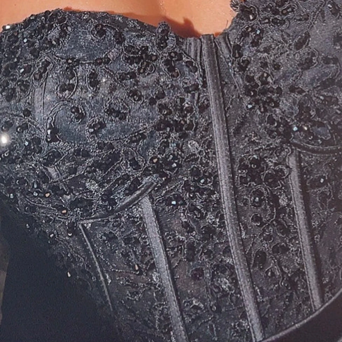 Svart offshoulder långklänning med pärldetaljer - 2