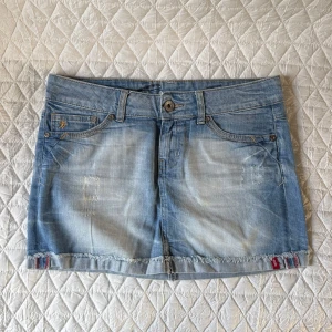 Esprit jeanskjol  - Midjemått: 42cm längd: 33cm. Är igentligen storlek 40! finns en liten gul fläck men inte så det syns när man har på den!😊💓