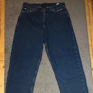 Blå jeans från Sweet SKTBS - Säljer ett par klassiska blå jeans med baggy stil från Sweet SKTBS i storlek small. 