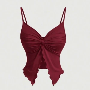 Vinröd topp - Säljer denna söta vinröda toppen ifrån shein, helt ny och aldrig använd. Säljer för att jag har mycket kläder! Det är i storlek Xs och helt utan defekter❤️