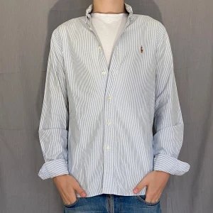 Blårandig POLO RALPH LAUREN skjorta - Säljer en klassisk blårandig skjorta från Polo Ralph Lauren i slim fit. Skjortan är storlek S men passar även M mycket bra. Perfekt nu till sommaren och våren. Hör av dig vid minsta fundering 💭 Skjortan är i nytt skick utan prislapp och priset kan alltid diskuteras ‼️♟️
