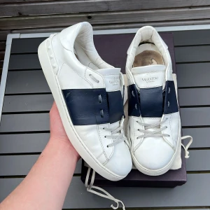 Valentino open - Säljer dessa sjukt feta valentino opens! Självklart äkta! Size 44! Skick 8,5/10! Vad ingår? Box, dustbag och kort. Hör av dig vid minsta fundering🤑