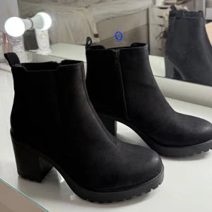 Svarta boots med klack från Vagabond - Säljer ett par svarta boots från Vagabond i modellen - 4228-150-20 GRACE 20 BLACK. I mycket bra skick, använt 1 gång den är som ny.  Köpt för ca 1000kr