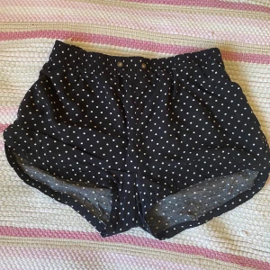 Luftiga shorts - Luftiga shorts med knytbar midja (finns inget snöre till shortsen) 🌸  Mycket bra skick bortsett från snöret som saknas🤗