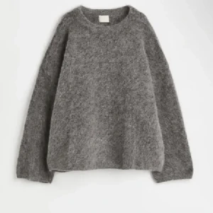 Mohair tröja H&M - Säljer denna superfina tröja från H&M, sitter lite oversized och säljer för 500, men kan gå ner i pris vid snabbt köp!