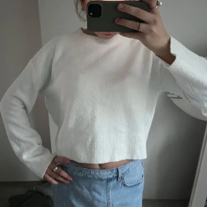 Vit croppad stickad tröja - Säljer en enkel och stilren vit croppad stickad tröja. Perfekt att matcha med jeans eller kjol för en clean look.🤍🤍