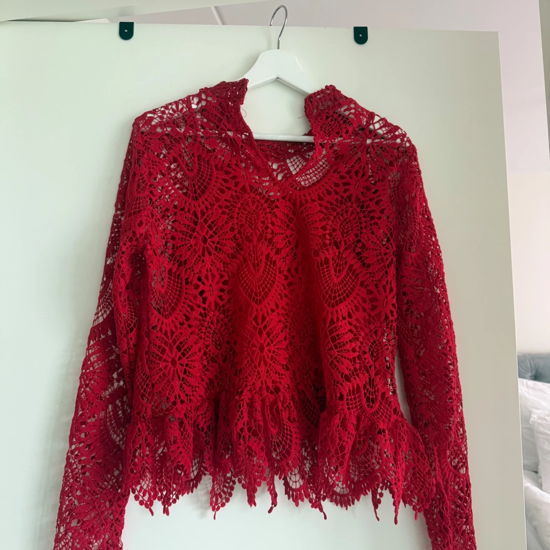 Röd spetsblus med lång ärm - 1