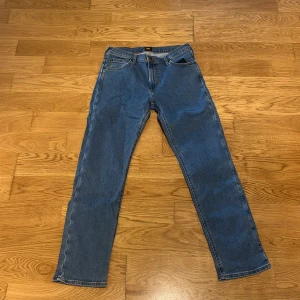 Blå jeans från Lee - Klassiska blå jeans från Lee i storlek W32 L32. Jeansen är i bra skick. Hör gärna av dig vid frågor eller om det önskas fler bilder!