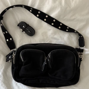 Axelväska Gina - Superfin Axelväska från Gina. Får plats med supermycket och lätt att ha med sig. Till väskan finns det med ett kort axelband och ett långt. Använd men har inga skador så ser ut som ny💕 Nypris 349kr