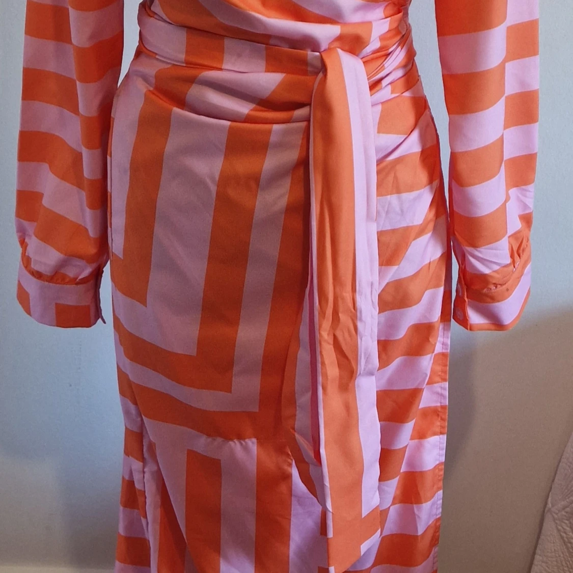 Randig omlottklänning i orange och ljusrosa - 2