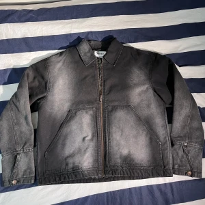 Grå/svart Weekday jeansjacka M - Grå/svart Weekday jeansjacka i storlek M som är i extremt bra skick.